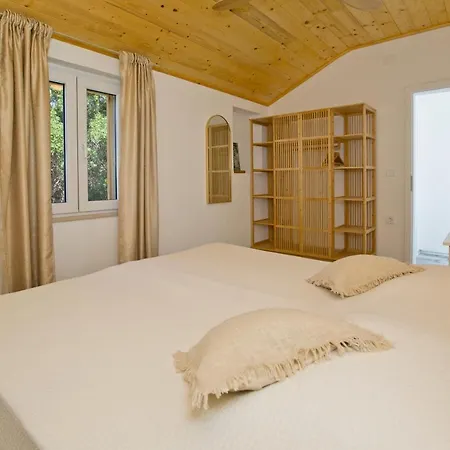 Robinson House T'n't