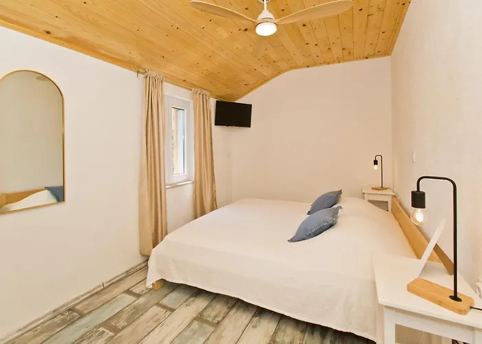 Robinson House T'n't * Hvar Town