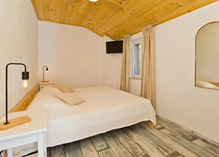 Robinson House T'n't * Hvar Town