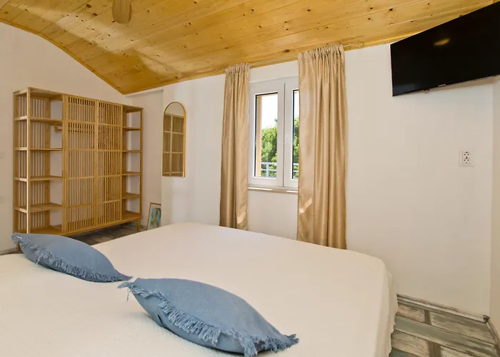 Robinson House T'n't